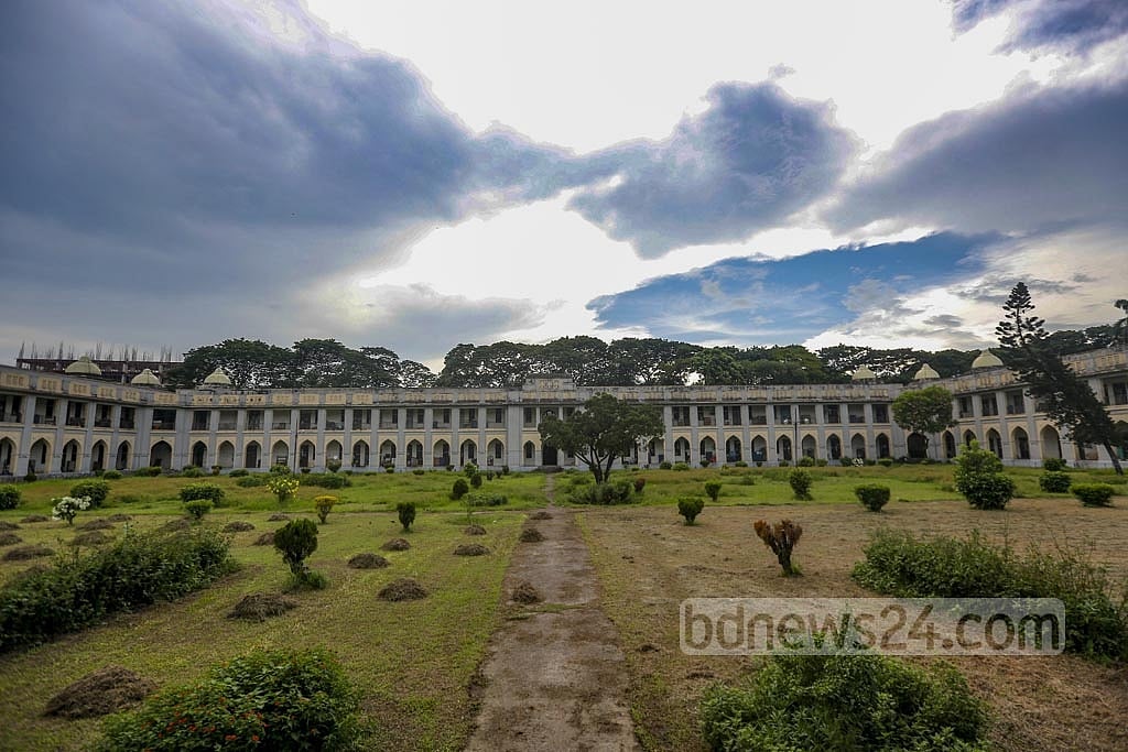 An enclosed flower garden takes up the centre of Salimullah Muslim Hall. 
