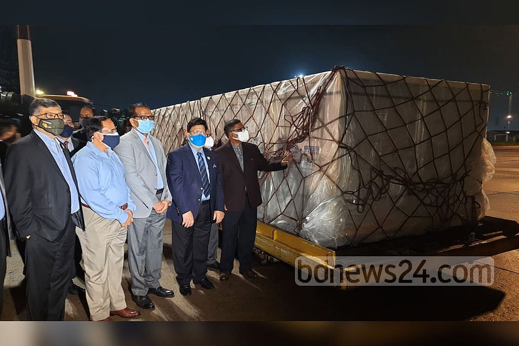 চীন থেকে আসা করোনাভাইরাসের টিকা বিমানবন্দরে গ্রহণ করেন পররাষ্ট্রমন্ত্রী এ কে আব্দুল মোমেন। ফাইল ছবি। 