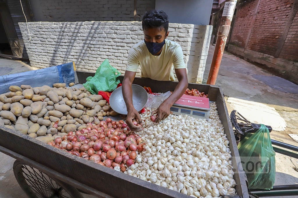 রোজার সময়টায় পেঁয়াজ-রসুনের চাহিদা যায় বেড়ে ফাইল ছবি রোজার সময়টায় পেঁয়াজ-রসুনের চাহিদা যায় বেড়ে ফাইল ছবি