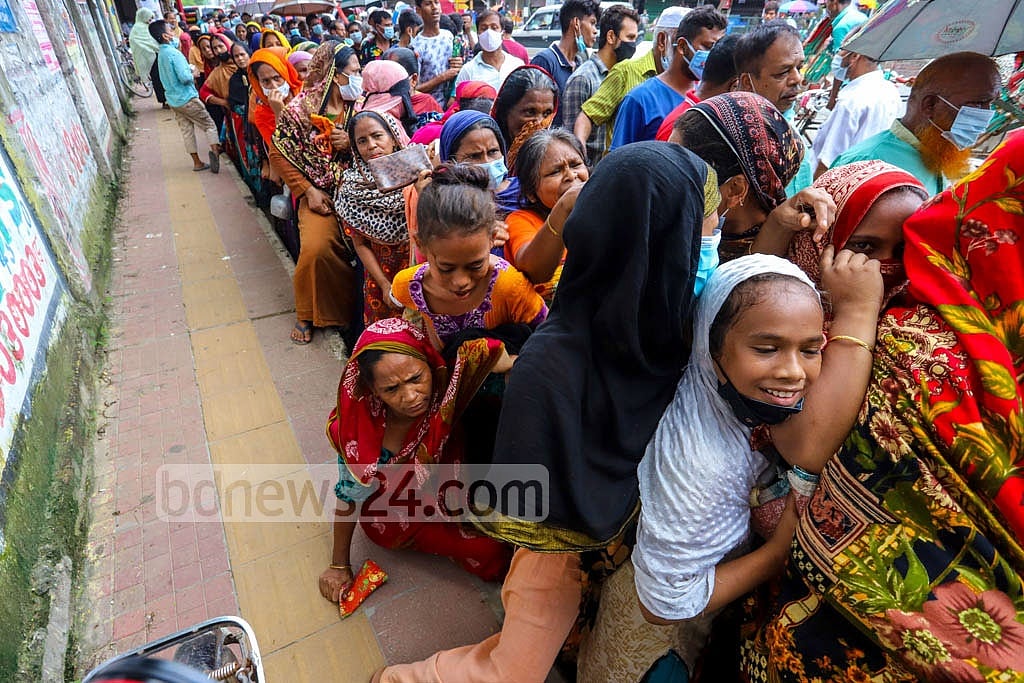 এই ধাক্কাধাক্কি একটু কম দামে খাবার কেনার জন্য ফাইল ছবি: আসিফ মাহমুদ অভি