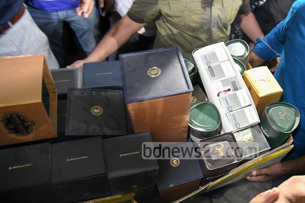 The RAB recovered bottles of liquor during a raid on actress Pori Moni’s home in Dhaka’s Banani on Wednesday, Aug 4, 2021. Photo: Asif Mahmud Ove The RAB recovered bottles of liquor during a raid on actress Pori Moni’s home in Dhaka’s Banani on Wednesday, Aug 4, 2021. Photo: Asif Mahmud Ove