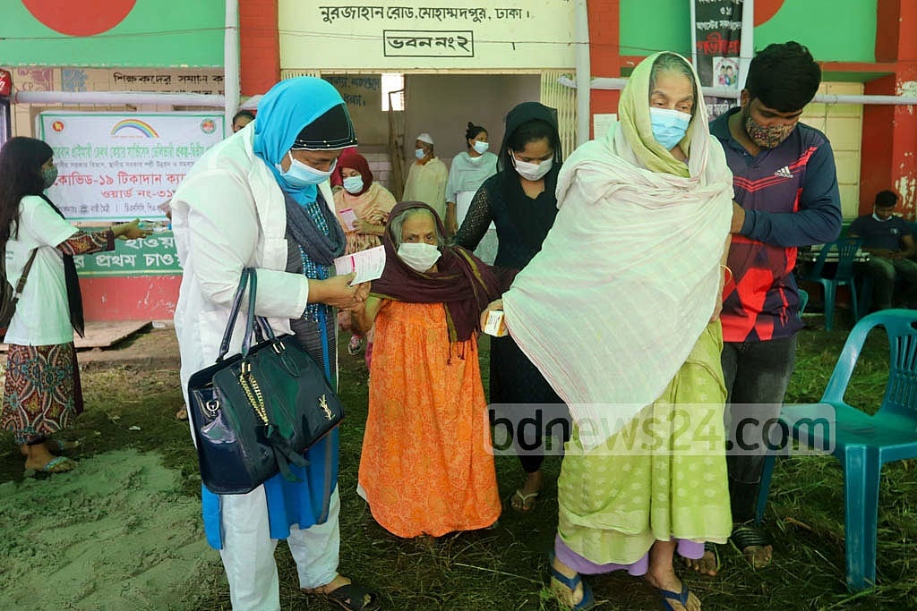Aug 07, 2021: Bangladesh launched an expanded vaccination drive to scale up immunity against COVID-19. Two elderly women receive their vaccine shots at the Mohammadpur Government Primary School vaccination centre in Dhaka. Photo: Asif Mahmud Ove Aug 07, 2021: Bangladesh launched an expanded vaccination drive to scale up immunity against COVID-19. Two elderly women receive their vaccine shots at the Mohammadpur Government Primary School vaccination centre in Dhaka. Photo: Asif Mahmud Ove