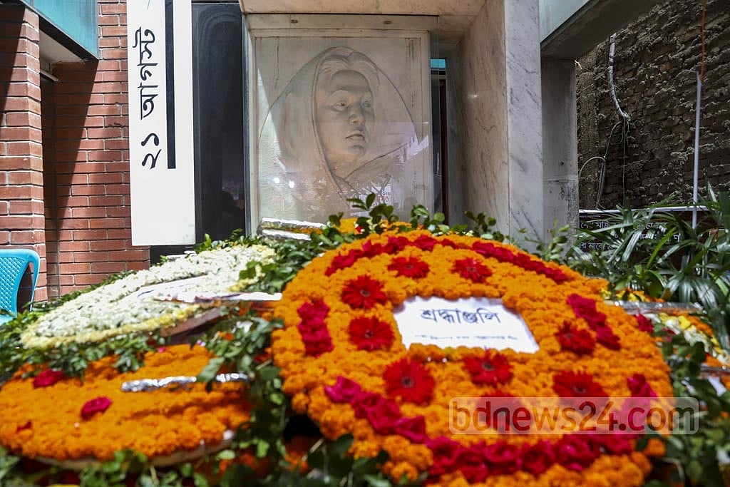  ২০০৪ সালের ২১ অগাস্ট গ্রেনেড হামলায় নিহতদের স্মরণে এই স্মৃতিস্তম্ভ তৈরি করা হয়, সেখানে প্রতি বছর ফুল দেওয়া হয় ফাইল ছবি: মাহমুদ জামান অভি