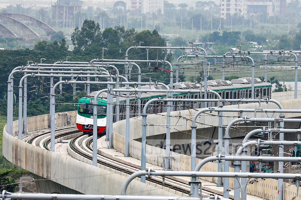 মেট্রোরেলের পরীক্ষামূলক যাত্রা 