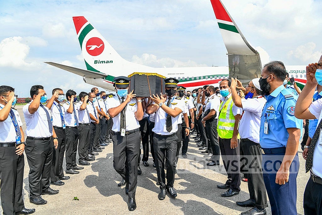 Sept 02, 2021: The body of Captain Nawshad Ataul Quaiyum, the Biman Bangladesh Airlines pilot who suffered a heart attack mid-air, is flown back to Dhaka’s Shahjalal International Airport, where he would regularly land Boeing 737-800 aircraft. His illness forced the emergency landing of a Dhaka-bound flight from Muscat in India’s Nagpur. He died while undergoing treatment at a hospital in Nagpur. Photo: Asif Mahmud Ove Sept 02, 2021: The body of Captain Nawshad Ataul Quaiyum, the Biman Bangladesh Airlines pilot who suffered a heart attack mid-air, is flown back to Dhaka’s Shahjalal International Airport, where he would regularly land Boeing 737-800 aircraft. His illness forced the emergency landing of a Dhaka-bound flight from Muscat in India’s Nagpur. He died while undergoing treatment at a hospital in Nagpur. Photo: Asif Mahmud Ove