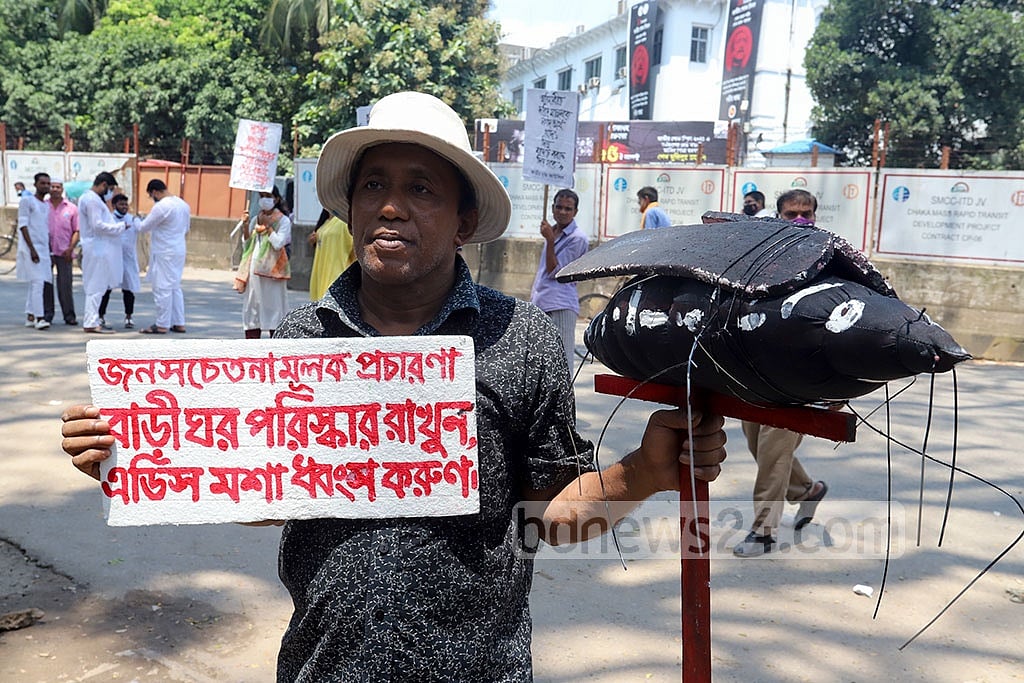ডেঙ্গু প্রতিরোধে এইডিস মশার বিষয়ে জনসচেতনতা বাড়াতে প্রতীকী মশা হাতে শিশু সাহিত্যিক ও চিত্রশিল্পী সাইফুল্লাহ নবীন। 	 ফাইল ছবি: আসিফ মাহমুদ অভি