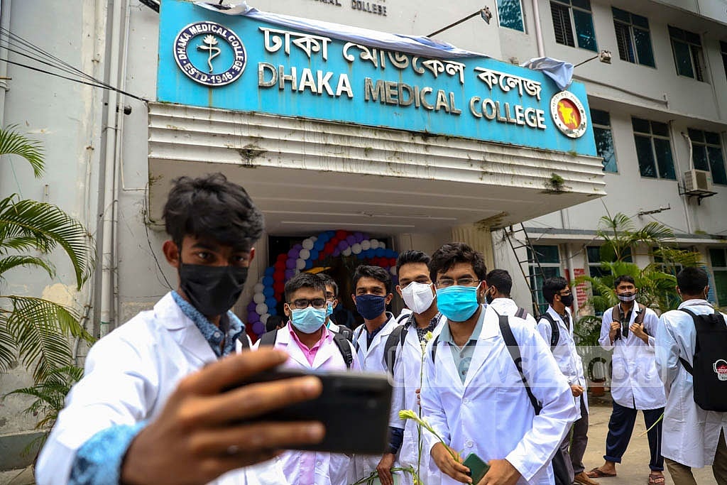ঢাকা মেডিকেল কলেজে  এমবিবিএস কোর্সের ওরিয়েন্টেশন শেষে ক্যাম্পাসে শিক্ষার্থীরা। ফাইল ছবি: মাহমুদ জামান অভি 