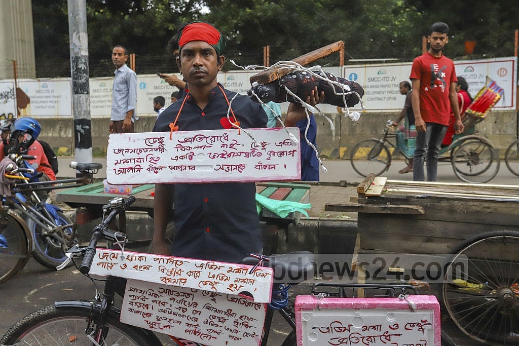 ঢাকার উত্তরার বাসিন্দা মোহাম্মদ নবাবকে ২০২১ সালে সাইকেল নিয়ে নগরীর বিভিন্ন স্থান ঘুরে ঘুরে এইডিস মশা ও ডেঙ্গু জ্বর নিয়ে জনসচেতনতা তৈরি করতে দেখা যায়। ফাইল ছবি: আসিফ মাহমুদ অভি