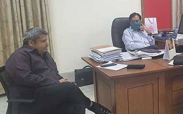 স্বাস্থ্য অধিদপ্তরের মহাপরিচালকের কক্ষে আলাপচারিতায় আবুল কালাম আজাদ ও  মোহাম্মদ সাহেদ ফাইল ছবি