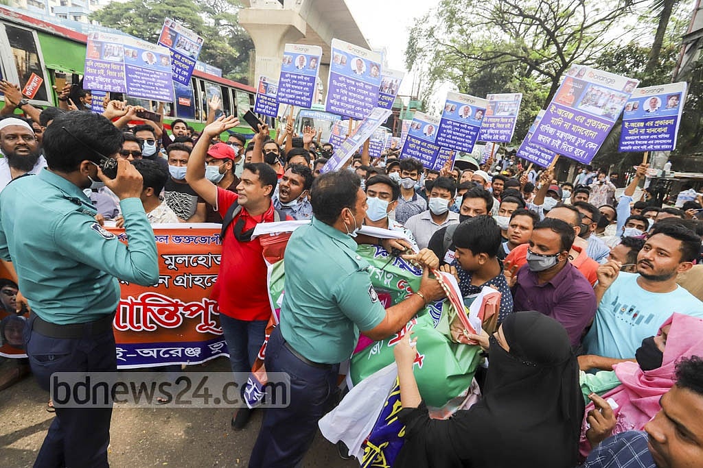 Sept 23, 2021: Police use batons to break up a protest by more than 1,000 disgruntled customers of Eorange, one of the scam-hit e-commerce companies that grabbed headlines. Photo: Asif Mahmud Ove Sept 23, 2021: Police use batons to break up a protest by more than 1,000 disgruntled customers of Eorange, one of the scam-hit e-commerce companies that grabbed headlines. Photo: Asif Mahmud Ove