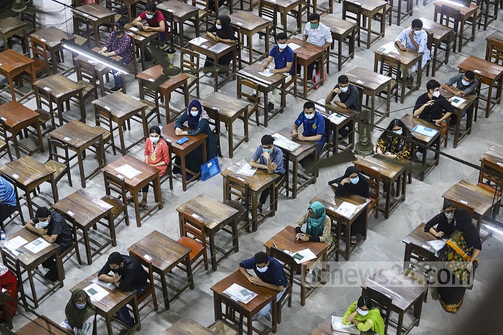 Oct 01, 2021: Students who passed the HSC and equivalent exams in 2020 take part in Dhaka University’s admission test after a year-long suspension due to the coronavirus pandemic. Exam centres were spread out across eight university campuses in divisional cities. Photo: Asif Mahmud Ove Oct 01, 2021: Students who passed the HSC and equivalent exams in 2020 take part in Dhaka University’s admission test after a year-long suspension due to the coronavirus pandemic. Exam centres were spread out across eight university campuses in divisional cities. Photo: Asif Mahmud Ove