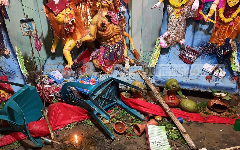 ২০২১ সালে দুর্গাপূজার সময় সাম্প্রদায়িক সহিংসতায় বিভিন্ন জেলায় হিন্দুদের বাড়িঘর-উপাসনালয়ে হামলা-ভাঙচুর হয় ২০২১ সালে দুর্গাপূজার সময় সাম্প্রদায়িক সহিংসতায় বিভিন্ন জেলায় হিন্দুদের বাড়িঘর-উপাসনালয়ে হামলা-ভাঙচুর হয়