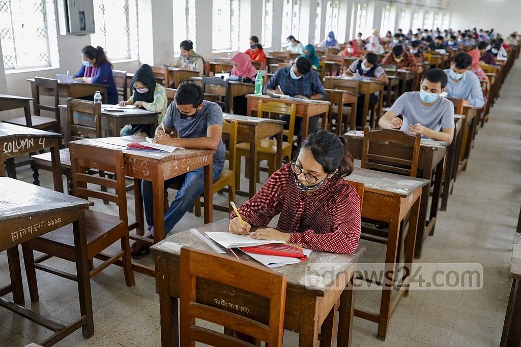 Oct 17, 2021: Classes at Dhaka University resume after a year and a half amid the coronavirus pandemic. The return of students revitalised the campus. Many students had their exams suspended due to the pandemic and have had to sit for exams as soon as they returned. Photo: Kazi Salahuddin Razu Oct 17, 2021: Classes at Dhaka University resume after a year and a half amid the coronavirus pandemic. The return of students revitalised the campus. Many students had their exams suspended due to the pandemic and have had to sit for exams as soon as they returned. Photo: Kazi Salahuddin Razu