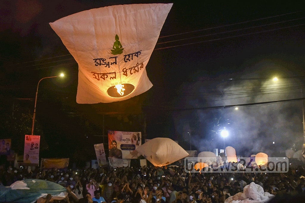 Devotees release sky lanterns at Nandankanan Buddhist Vihara in Chattogram to celebrate Probarona Purnima on Wednesday, Oct 20, 2021. Photo: Suman Babu 