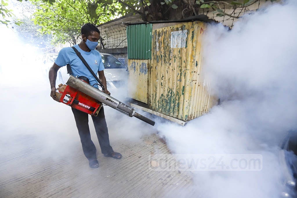 ঢাকার মহাখালীতে মশা নিধনের জন্য ফগার মেশিন দিয়ে ওধুধ দিচ্ছেন ঢাকা উত্তর সিটি কর্পোরেশনের এক কর্মী। ছবি: আসিফ মাহমুদ অভি 
