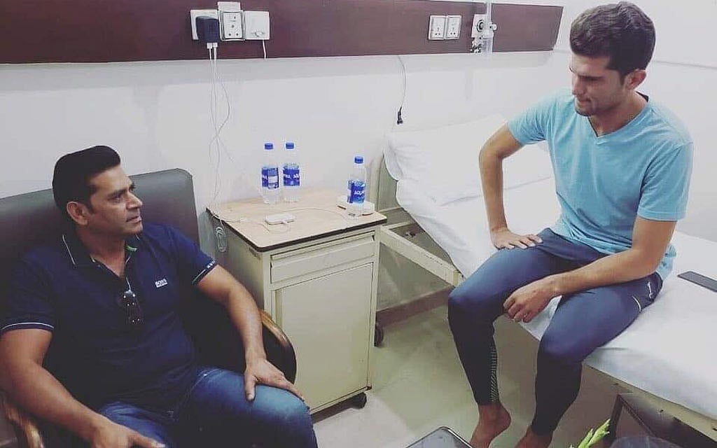 আকিব জাভেদ ও শাহিন আফ্রিদি। 