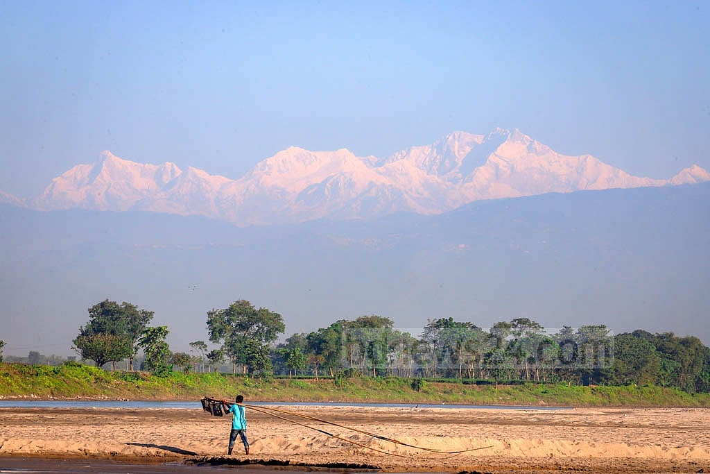 Mount Kanchenjunga is visible from Tetulia. 