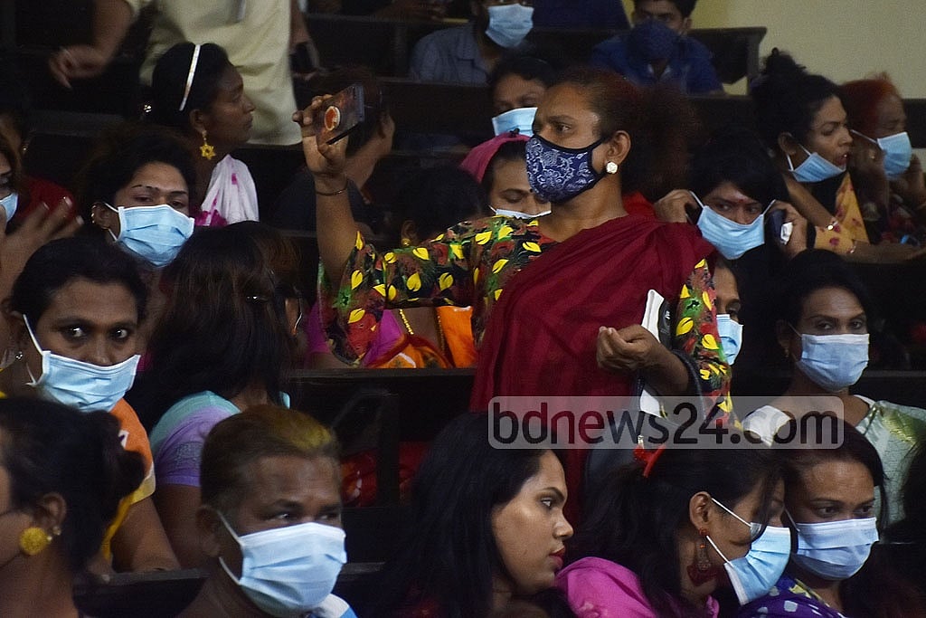 Nov 22, 2021: A transgender person receives the COVID-19 vaccine. The drive to inoculate people of the third gender began at Civil Surgeon’s office in Chattogram. Photo: Suman Babu Nov 22, 2021: A transgender person receives the COVID-19 vaccine. The drive to inoculate people of the third gender began at Civil Surgeon’s office in Chattogram. Photo: Suman Babu
