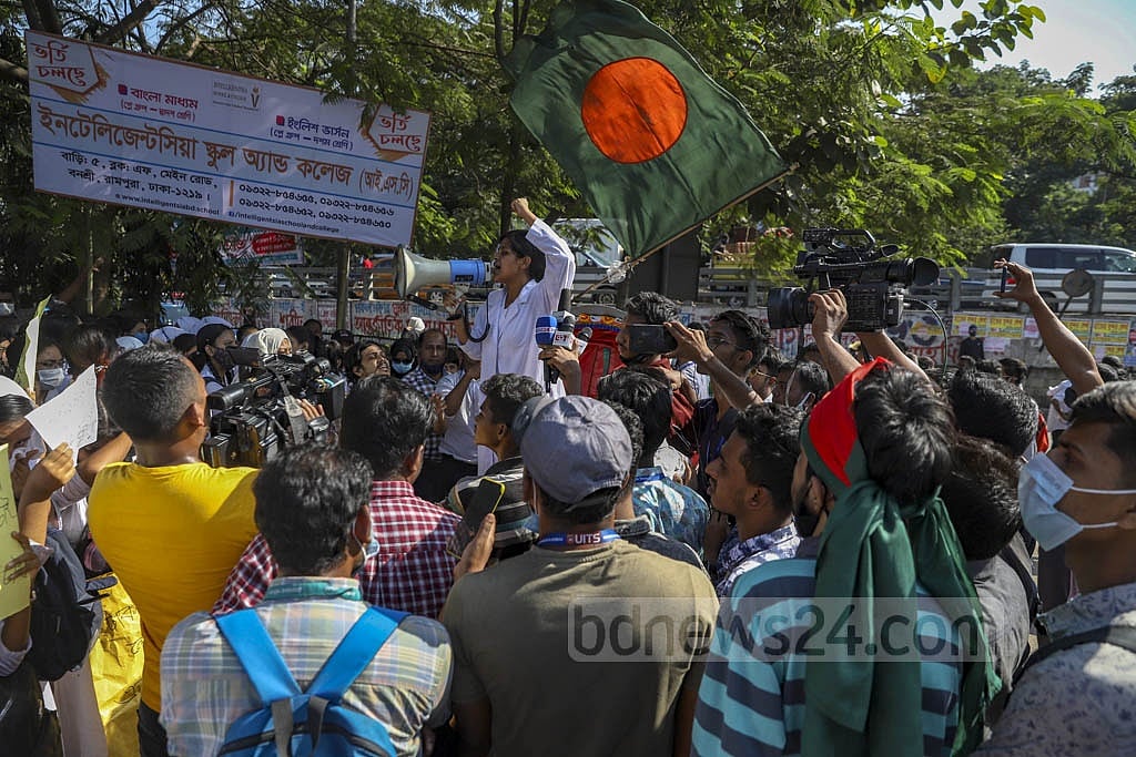 Dec 1, 2021:Students continued demonstrating to demand a 50 percent discount on bus fares around the country after the Transport Owners’ Association agreed the provide concession only in Dhaka. Photo: Mahmud Zaman Ovi Dec 1, 2021:Students continued demonstrating to demand a 50 percent discount on bus fares around the country after the Transport Owners’ Association agreed the provide concession only in Dhaka. Photo: Mahmud Zaman Ovi
