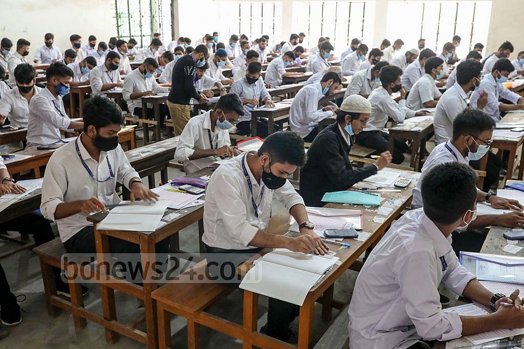 Dec 2, 2021: The Higher Secondary Certificate exams began after an eight-month delay. As many as 1.39 million students from 9,183 educational institutions sat for the tests. Photo: Kazi Salahuddin Razu Dec 2, 2021: The Higher Secondary Certificate exams began after an eight-month delay. As many as 1.39 million students from 9,183 educational institutions sat for the tests. Photo: Kazi Salahuddin Razu