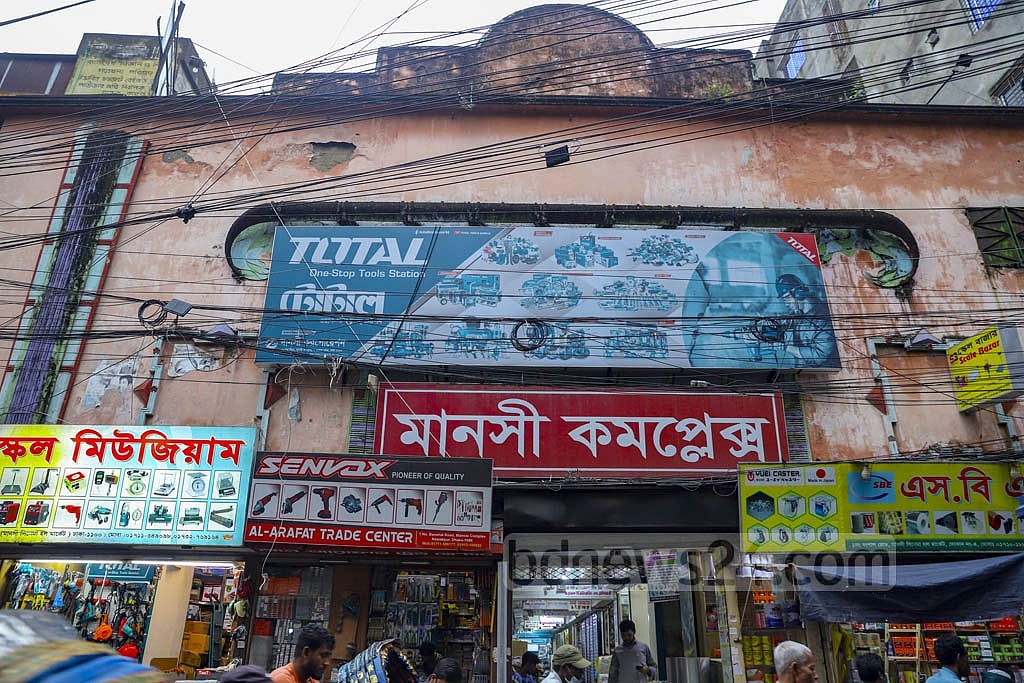 পুরান ঢাকার মানসীর মতো অনেক সিনেমা হলই গুটিয়ে গেছে  