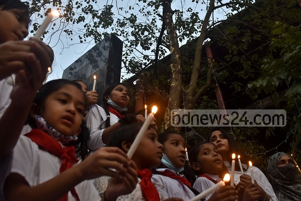 শহীদ বুদ্ধিজীবী দিবস উপলক্ষে মঙ্গলবার চট্টগ্রাম ফয়ে’স লেক বধ্যভূমিতে ফুল দেওয়ার পর প্রদীপ প্রজ্বালন করে খেলাঘরের শিশু-কিশোরেরা। ছবি: সুমন বাবু 