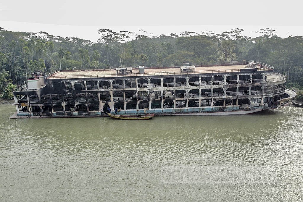Dec 24, 2021: Barguna-bound MV Abhijan-10 launch went up in flames deep into the night after departing Dhaka. Over 40 people in the deadly blaze. Photo: Hasibul Islam Hasan Dec 24, 2021: Barguna-bound MV Abhijan-10 launch went up in flames deep into the night after departing Dhaka. Over 40 people in the deadly blaze. Photo: Hasibul Islam Hasan