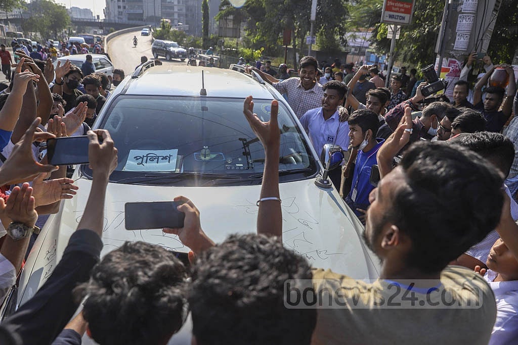 Dec 1, 2021: The safe roads movement was a throwback to the students’ protest in 2018. Like last time, they went through the drivers’ licenses and stopped vehicles, even those of government officials, when they failed to show the papers. Photo: Mahmud Zaman Ovi Dec 1, 2021: The safe roads movement was a throwback to the students’ protest in 2018. Like last time, they went through the drivers’ licenses and stopped vehicles, even those of government officials, when they failed to show the papers. Photo: Mahmud Zaman Ovi