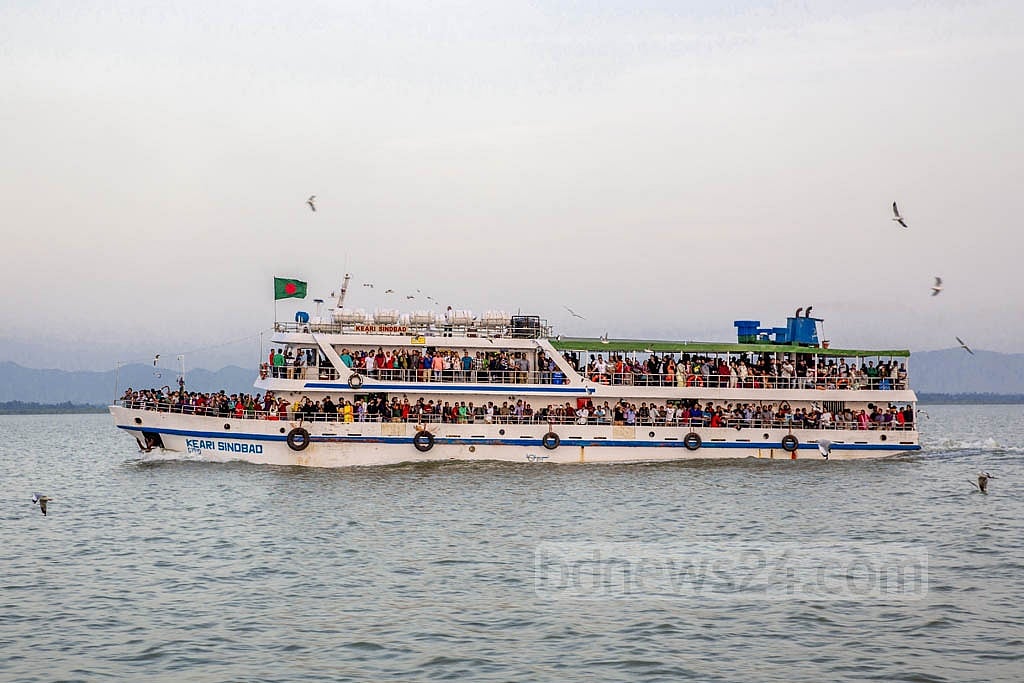 KEARI Sindbad:
KEARI Sindbad is the first privately launched company to ferry tourists to St Martin’s Island. The ship has been in operation since 2004. Between March-November every year, the 346-seat vessel transports tourists back and forth between Teknaf’s Domdomia Ghat and Probal Deep on St Martin’s Island. However, there are allegations that the ship exceeds its passenger limit at times.  