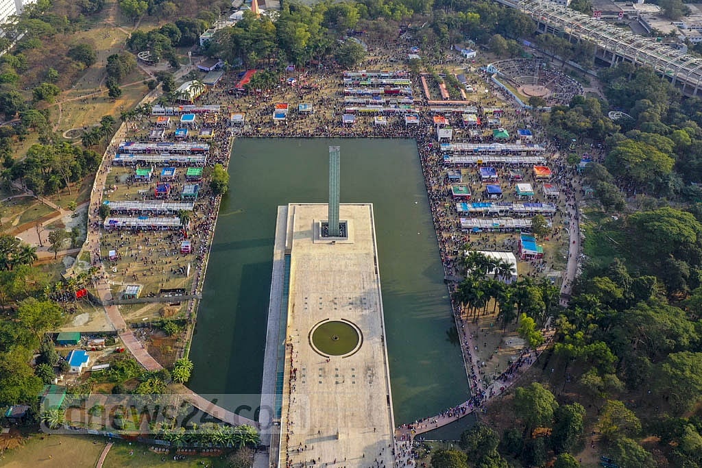 একুশের বইমেলা বাংলা একাডেমির চত্বর ছাড়িয়ে এখন সোহরাাওয়ার্দী উদ্যানেও বিস্তৃত ফাইল ছবি