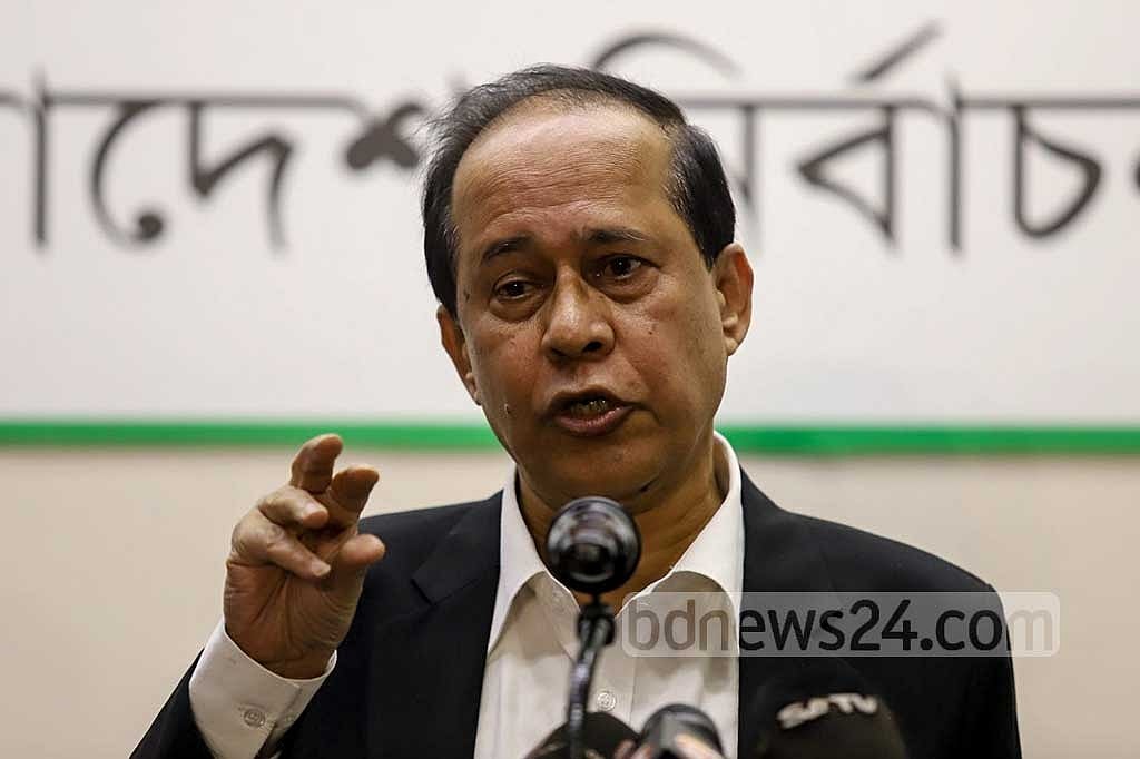 সংবিধার অনুযায়ী অন্তর্বর্তী সরকারের সর্বোচ্চ মেয়াদ ১৮০ দিন। প্রধান নির্বাচন কমিশনার কাজী হাবিবুল আউয়াল সরকারকে সংবিধান রদের পরামর্শ দিয়েছেন।
