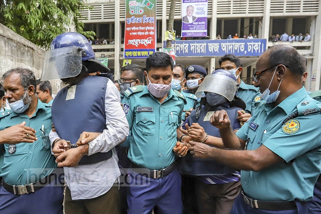 অধ্যাপক হুমায়ুন আজাদ হত্যা মামলার রায় ঘোষণার পর আদালত থেকে কারাগারে নেওয়া হয় মৃত্যুদণ্ডপ্রাপ্ত জেএমবির শুরা সদস্য মিজানুর রহমান মিনহাজ ওরফে শফিক ওরফে শাওন এবং আনোয়ারুল আলম ওরফে ভাগ্নে শহীদকে।  ফাইল ছবি।