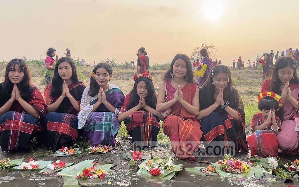 ফুল ভাসানোর উৎসবের আনন্দে চাকমা আদিবাসীরা। ফাইল ছবি