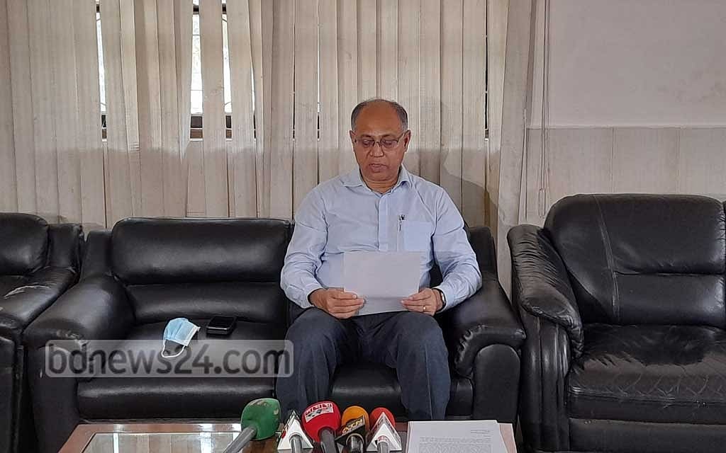 মোশতাককে ‘শ্রদ্ধা’: অধ্যাপক রহমত উল্লাহকে দায়িত্ব থেকে সরানোর সিদ্ধান্ত ‘অবৈধ’