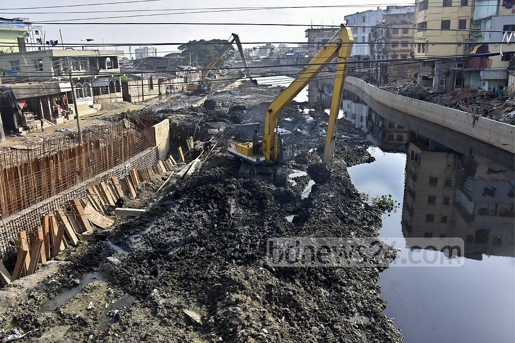বাকলিয়ায় রাজখালী খালের একপাশে রিটেনিং ওয়াল নির্মাণের কাজ শেষ হলেও অন্যপাশে কাজ চলছে এখনও। খালের ভিতর ফেলা মাটি সরিয়ে নেওয়া শুরু হয়েছে। ছবি: সুমন বাবু 