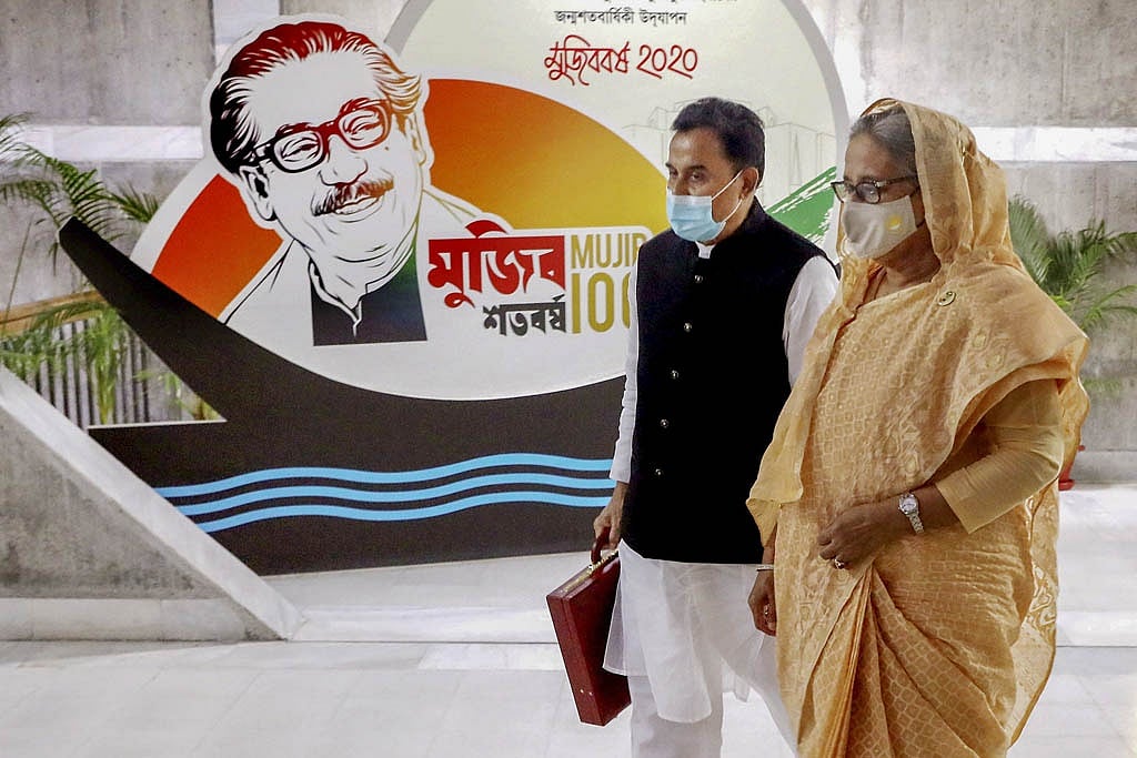 জাতীয় সংসদে ২০২২ সালের ৯ জুন ২০২২-২৩ অর্থবছরের বাজেট প্রস্তাব উপস্থাপন করতে প্রধানমন্ত্রী শেখ হাসিনার সঙ্গে সংসদে প্রবেশ করছেন অর্থমন্ত্রী আ হ ম মুস্তফা কামাল। ফাইল ছবি: পিআইডি 