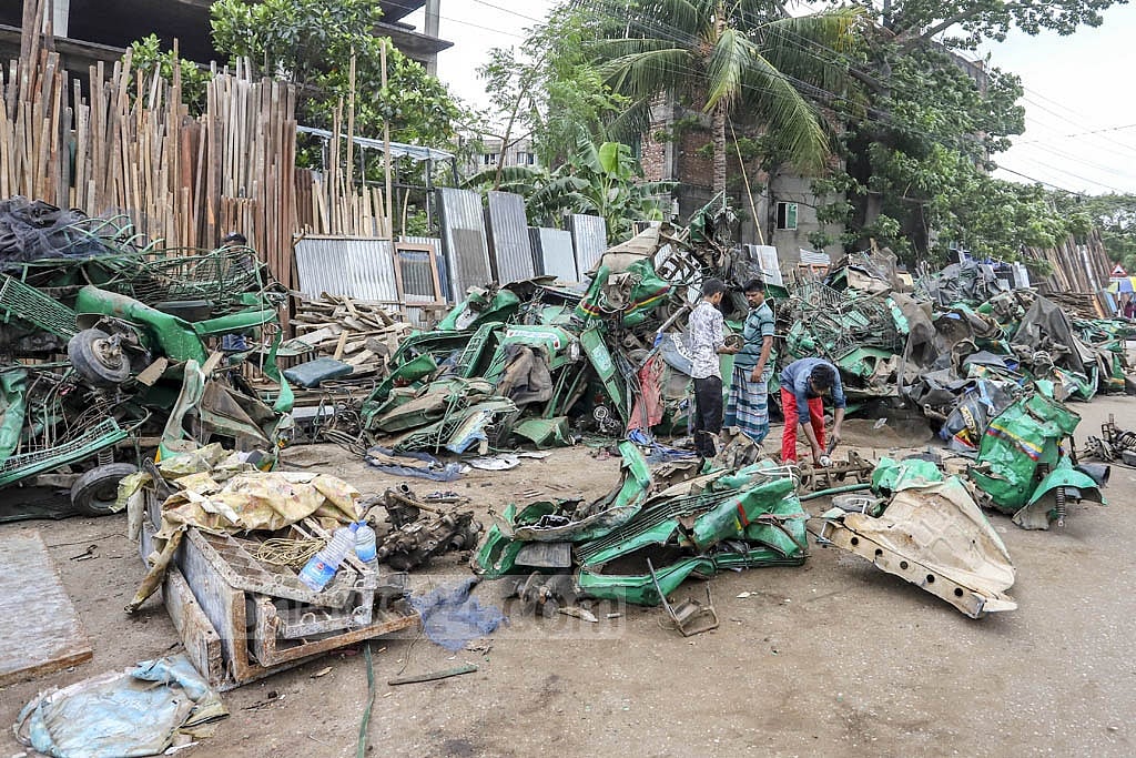 A warehouse of expired autorickshaws