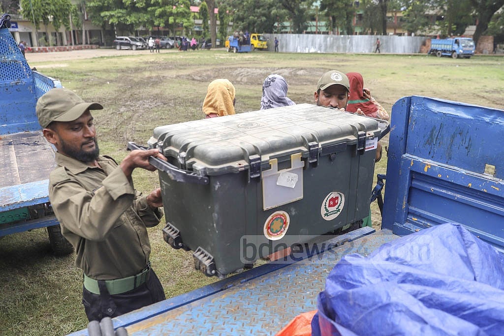 ভোটের আগে ব্যালট বাক্স নেওয়ার দৃশ্য অতি পরিচিত হলেও এখন দেখা যায় ইভিএম মেশিন নিতে ফাইল ছবি
