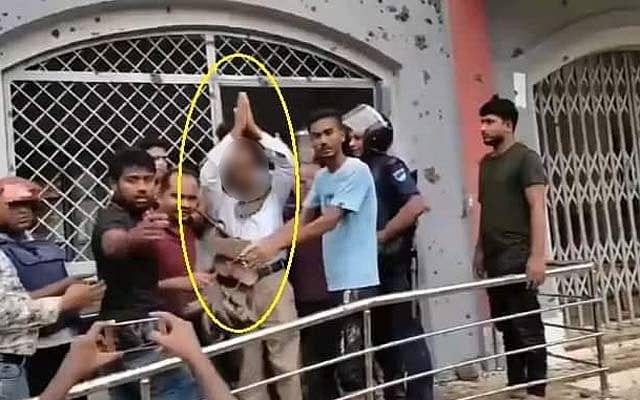 পুলিশের উপস্থিতিতে শিক্ষককে জুতার মালা পরানোর এই ছবি ছড়িয়েছে ফেইসবুকে 